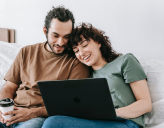 Pareja feliz pidiendo un préstamo en Internet